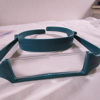 Mageyes, hands-free dual lens magnifier