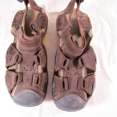 1 pair Croc sandals