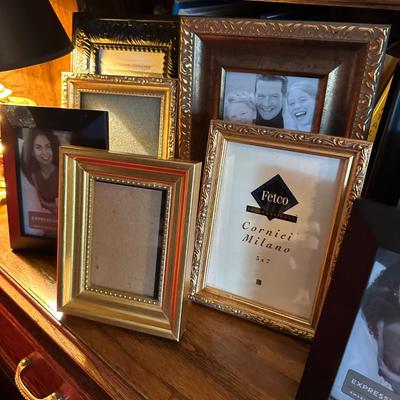 BRASS LAMP, PICTURED FRAME LOT