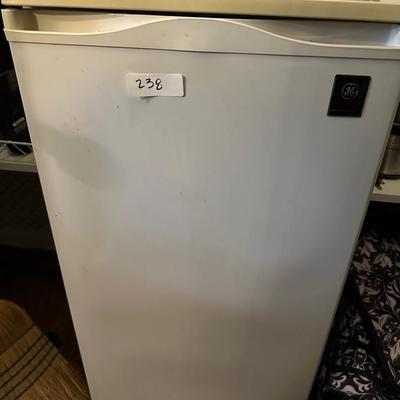 GE MINI FRIDGE