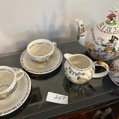CARDEW CLASSIC ALICE IN WONDERLAND COLLECTIBLE TEA SET