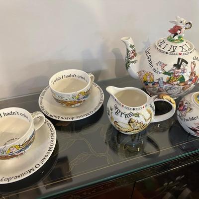 CARDEW CLASSIC ALICE IN WONDERLAND COLLECTIBLE TEA SET