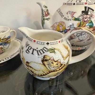 CARDEW CLASSIC ALICE IN WONDERLAND COLLECTIBLE TEA SET