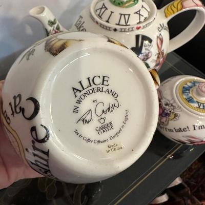 CARDEW CLASSIC ALICE IN WONDERLAND COLLECTIBLE TEA SET