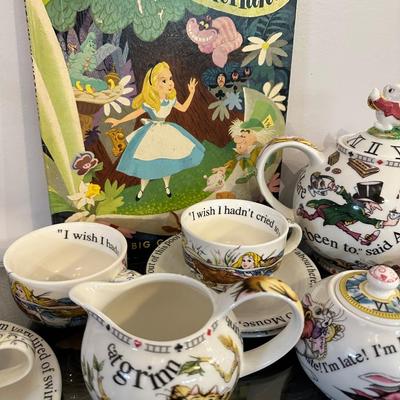CARDEW CLASSIC ALICE IN WONDERLAND COLLECTIBLE TEA SET