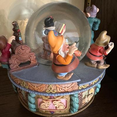 DISNEY STORE SNOW WHITE SNOWGLOBE MUSIC BOX