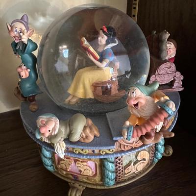 DISNEY STORE SNOW WHITE SNOWGLOBE MUSIC BOX