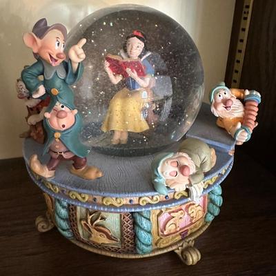 DISNEY STORE SNOW WHITE SNOWGLOBE MUSIC BOX