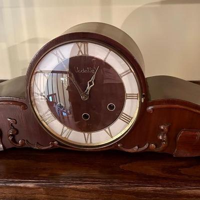 Vedette mantle clock