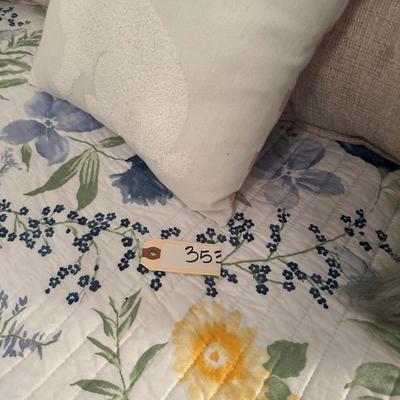 FULL SIZE BEDDING, PILLOWS AS PICTURED