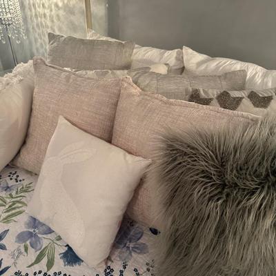 FULL SIZE BEDDING, PILLOWS AS PICTURED