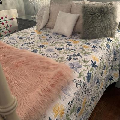 FULL SIZE BEDDING, PILLOWS AS PICTURED