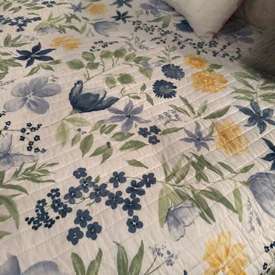 FULL SIZE BEDDING, PILLOWS AS PICTURED