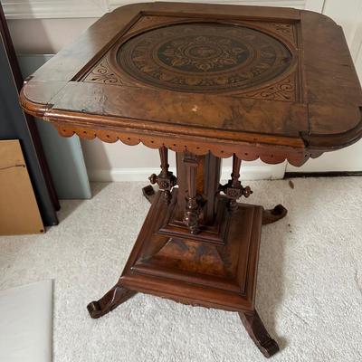 ANTIQUE ACCENT TABLE SOME VENEER DAMAGE 29X29X30