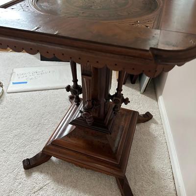 ANTIQUE ACCENT TABLE SOME VENEER DAMAGE 29X29X30