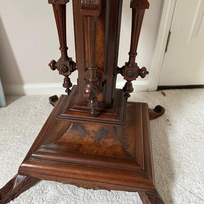 ANTIQUE ACCENT TABLE SOME VENEER DAMAGE 29X29X30