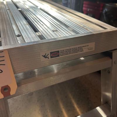 FOLDING CONSTRUCTION STOOL