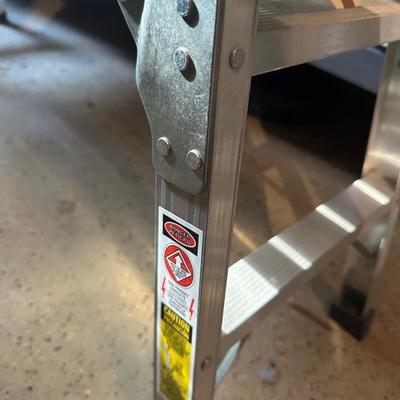 FOLDING CONSTRUCTION STOOL