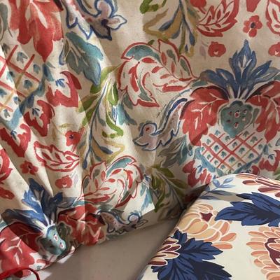 BENCH CUSHION, 3 ROUND, 2 BACK CUSHIONS(NEED CLEANING)