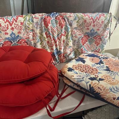BENCH CUSHION, 3 ROUND, 2 BACK CUSHIONS(NEED CLEANING)