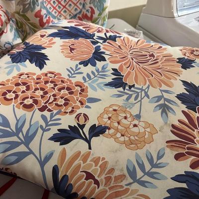 BENCH CUSHION, 3 ROUND, 2 BACK CUSHIONS(NEED CLEANING)