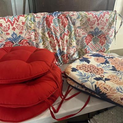 BENCH CUSHION, 3 ROUND, 2 BACK CUSHIONS(NEED CLEANING)