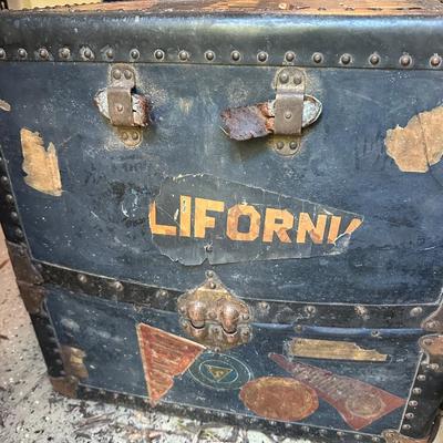 ANTIQUE TRAVEL WARDROBE TRUNK 40X22X21 MISSING ONE DRAWER