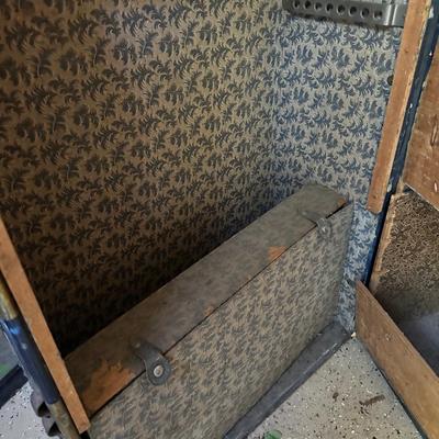 ANTIQUE TRAVEL WARDROBE TRUNK 40X22X21 MISSING ONE DRAWER