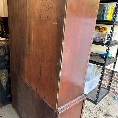 CHINA CABINET MAHOGANY FINISH IS IN POOR CONDITION 42X1X669
