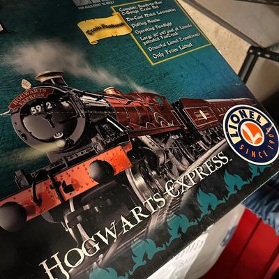 HARRY POTTER HOGWARTS EXPRESS TRAIN SET BY LIONEL O GAUGE