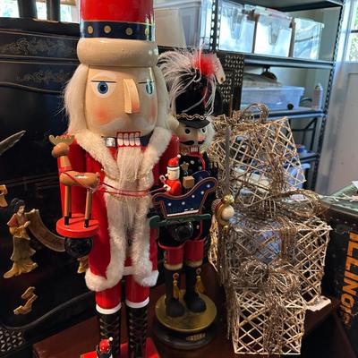 2 TALL NUTCRACKERS, WIRE PRESENT DÉCOR