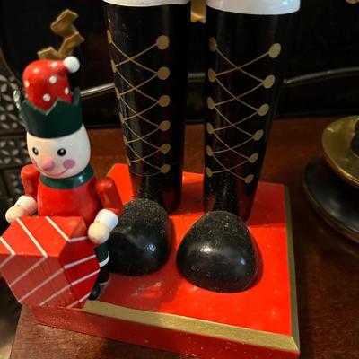 2 TALL NUTCRACKERS, WIRE PRESENT DÉCOR