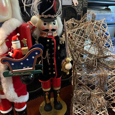 2 TALL NUTCRACKERS, WIRE PRESENT DÉCOR