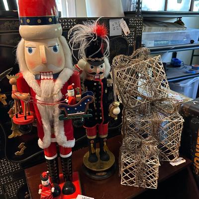 2 TALL NUTCRACKERS, WIRE PRESENT DÉCOR