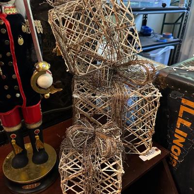 2 TALL NUTCRACKERS, WIRE PRESENT DÉCOR