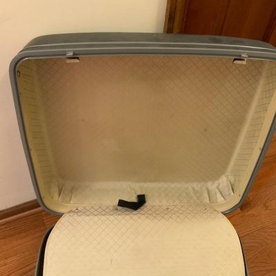 Hard sided Samsonite Luggage 23x22 on wheels