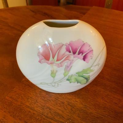 Lot of 2 Vintage Vases. 1 Vase Signed by Rick Hunter