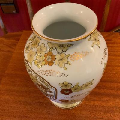 Gold Imari Vase, Japanese porcelain made in Arita 1950’s-1980’s
