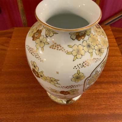 Gold Imari Vase, Japanese porcelain made in Arita 1950’s-1980’s