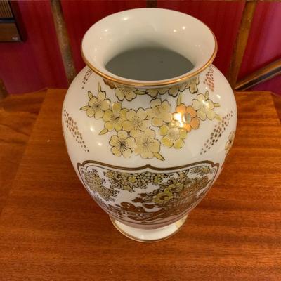 Gold Imari Vase, Japanese porcelain made in Arita 1950’s-1980’s