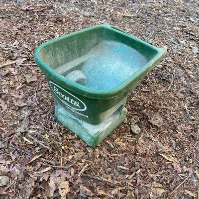 ‘Scotts’ Spreaders and Grass Seed (SB-BM)