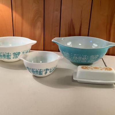 Vintage Pyrex mixing bowls & butter lot