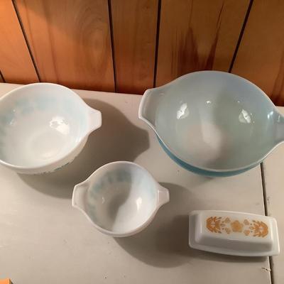 Vintage Pyrex mixing bowls & butter lot