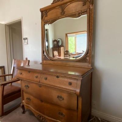 Antique Vintage Tiger Oak Victorian Dresser w/ Swivel Mirror