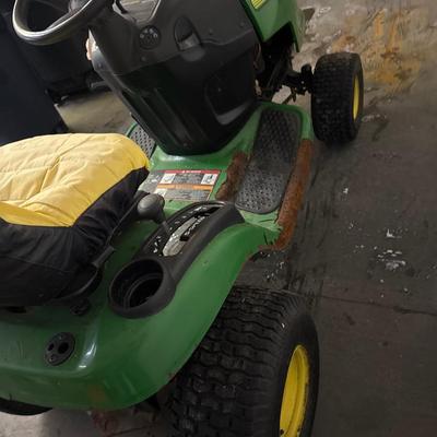 John Deere L100 5 speed lawn tractor