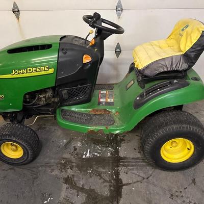 John Deere L100 5 speed lawn tractor