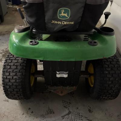 John Deere L100 5 speed lawn tractor