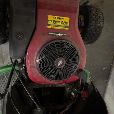 John Deere L100 5 speed lawn tractor