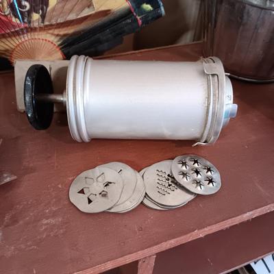 MISC VINTAGE HOUSEHOLD ITEMS