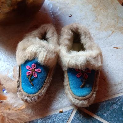 CHILD'S FUR AND LEATHER MOCCASINS, BEADED NECKLACE AND PEN, DREAM CATCHER AND BRASS BOWL